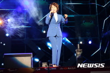 횡성한우축제장서 가수 이혜리 열창