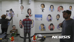 충무로 영화의 길 벽면에 그려지는 배우들