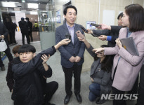 취재진 질문에 답하는 박수현