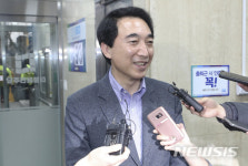 취재진 질문에 답하는 박수현