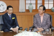 연세중앙교회 윤석전 담임목사와 대화하는 홍준표