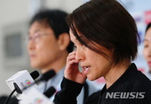 기자질문에 답하는 아사코 다카쿠라 감독