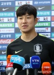 훈련 앞서 인터뷰 하는 박주호