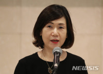 작품평 하는 한혜경 명지대 교수