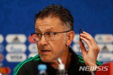 기자회견 하는 오소리오 감독