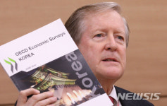 OECD 권고 한국경제보고서 발표하는 랜달 존스