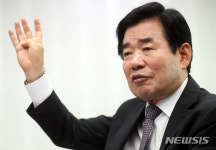 뉴시스와 인터뷰 하는 김진표