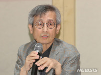 시인 김수영 50주기 기념사업 소개하는 최원식 인하대 교수