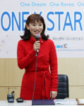 인사말하는 고바야시 게이코 감독 겸 배우