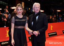 할리우드 배우 리처드 기어, 70세에 득남···부인은 36세