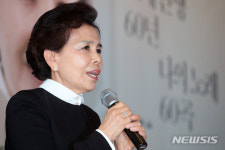 신곡 발표하는 가수 이미자