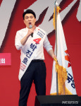 당기 들고 지지 호소하는 박진호