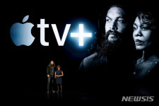 애플 행사장서 연설하는