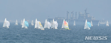 질주하는 요트선수들