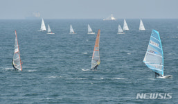 바람 가르며 질주하는 요트 선수들