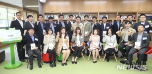 직원들과 기념촬영하는 김병원 회장