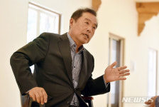 뉴시스와 인터뷰 하는 김병준