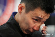 은퇴 기자회견, 눈물 훔치는 리총웨이