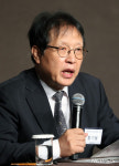패널토론하는 홍기용 인천대 교수