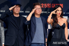 경례 포즈 취하는 영화 장사리 감독과 배우 메간 폭스
