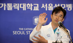 취재진 질문에 답하는 주치의 김양수 교수