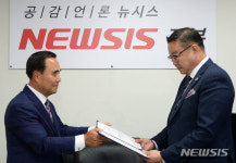 뉴시스 전북본부 홍순경 편집위원장에게 위촉장 전달