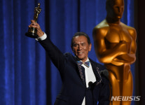 배우 웨스 스투디, 2019 거버너스 어워드 받아