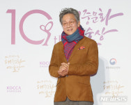 국무총리 표창 받는 성우 이정구