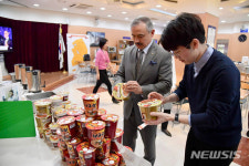 해리스 대사, 짜장 컵라면 먹으며 영화