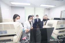 설명듣는 최기영 장관