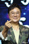 손하트 만드는 가수 남진