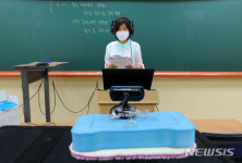 실시간 원격 수업하는 학원 강사