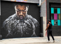 이젠 벽화로 남은 배우 채드윅 보스만