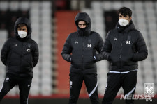 선수들 보는 축구대표팀 감독과 코치