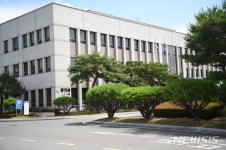 학교 여자 화장실에 불법 카메라 설치 전직 교사...징역 1년6개월