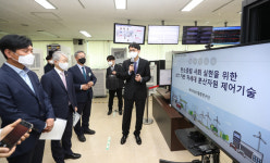 설명듣는 최기영 장관