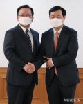 조인동 서울시 행정1부시장과 기념촬영하는 김부겸 국무총리