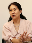 뉴시스와 인터뷰 하는 영화 제작사 외유내강 강혜정 대표