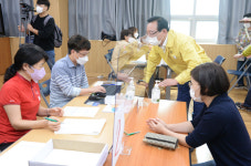 상생 국민지원급 카드 지급 현장을 방문한 송철호 시장