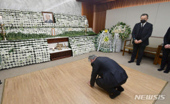 전두환 빈소 조문하는 이문열 작가