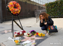 시드니 포이티어 성판에 손 키스 보내는 여성팬