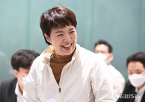 기자회견장 들어서는 김은혜