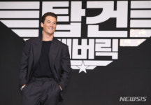부드러운 미소의 마일즈 텔러