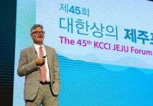 강연하는 애덤 투즈 미 컬럼비아대학교 교수