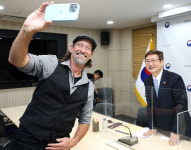 영화배우 트로이 코처와 기념촬영 하는 박보균 장관