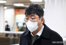 법정 향하는 이정훈 전 빗썸홀딩스 이사회 의장