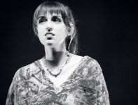 사샤 알렉스 슬론, 노래는 슬픈 자가 갖는 눈물