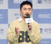 질문에 답하는 방송인 유병재