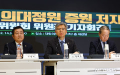 질문에 답하는 김택우 의협 비대위원장