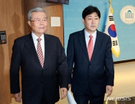 기자회견 마친 김범준 전 부산대학교 특임교수